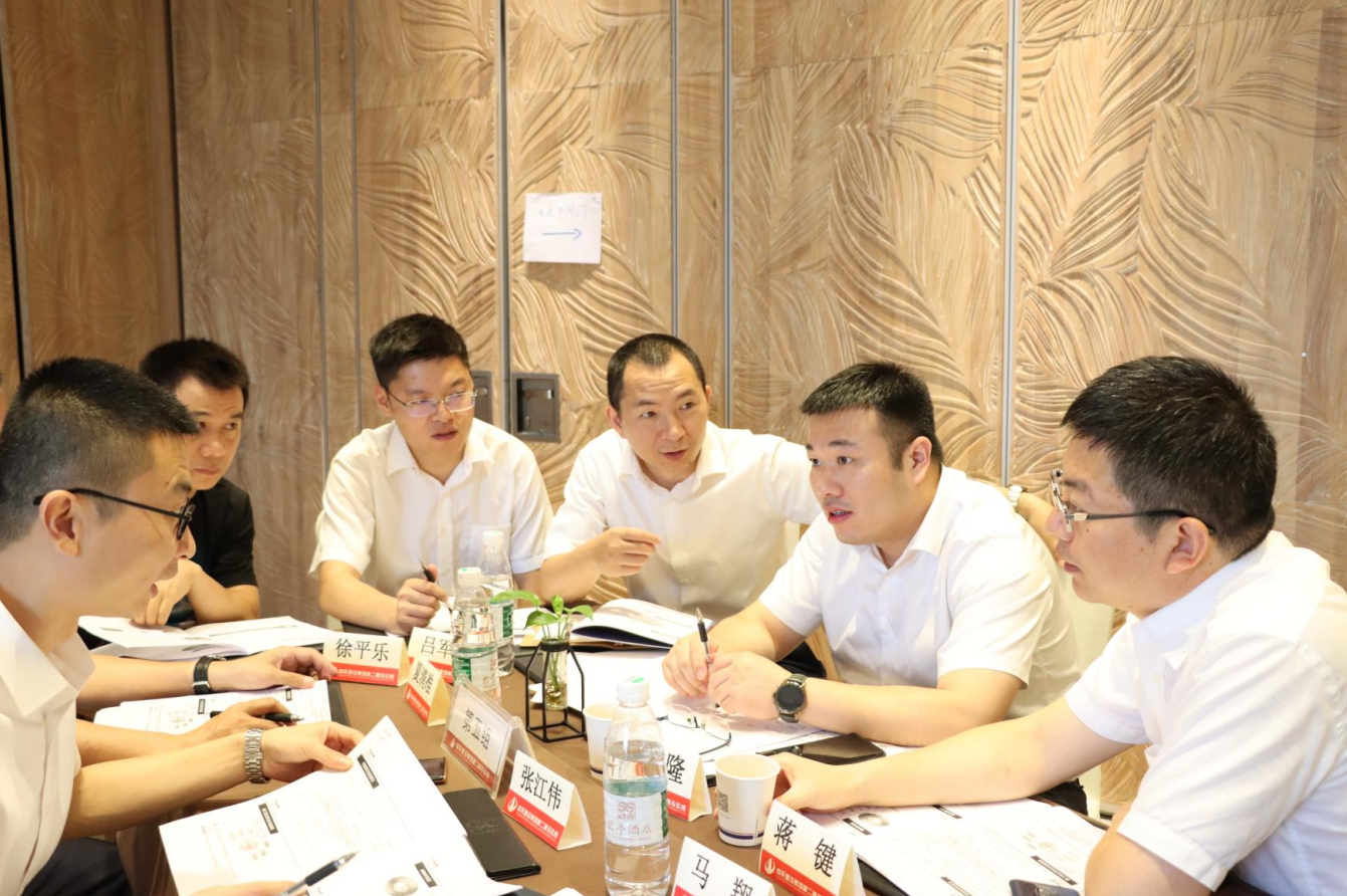 2021年6月25日-26日，俄罗斯专享会294二建组织开展了2021年中高层主管执行力培训。本次培训特邀清华、北大、上海交大总裁班讲师，中国企业家协会特聘高级讲师许晋老师进行授课。